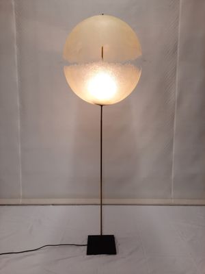 l'image d'une lampe posée sur une table