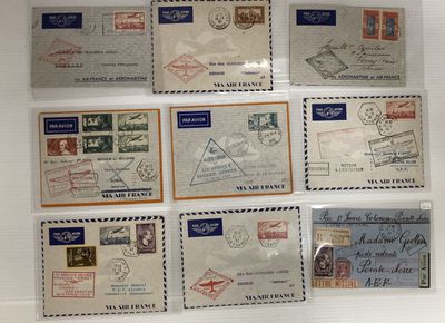 il y a beaucoup de timbres sur le mur de cette pièce