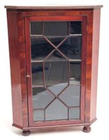 Vitrine d'encoignure en placage d'acajou, porte vitrée à cro… (photo 2)
