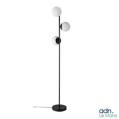 un lampadaire noir et blanc orné de trois boules