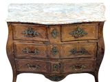une commode à dessus de marbre sur fond blanc