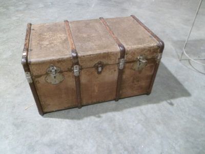 une vieille valise posée sur le sol d'une pièce
