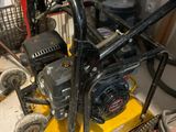 une petite machine qui se trouve dans le garage