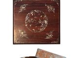 deux morceaux de bois ornés d'un motif décoratif