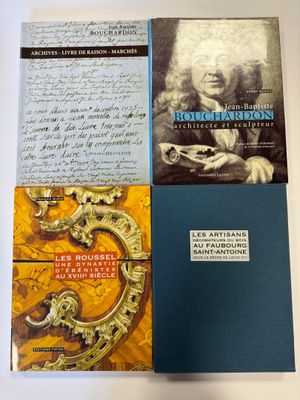 trois livres posés sur une table, accompagnés d'une lettre manuscrite et de la photo d'un homme