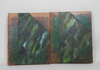deux tableaux verts et marron accrochés à un mur blanc