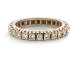 gros plan d'une bague en diamant sur une surface blanche