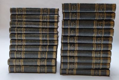 six vieux livres empilés les uns sur les autres sur une table