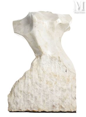 sculpture en marbre représentant une tête posée sur un rocher, sur fond blanc