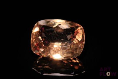 un gros plan d'un diamant jaune sur une surface noire