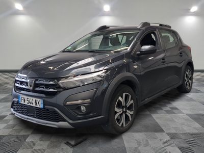 la voiture grise est garée dans le garage sur un sol en damier