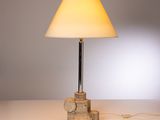 l'image d'une lampe posée sur une table