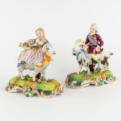 paire de figurines en porcelaine représentant des enfants à cheval