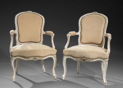 paire de fauteuils de style Louis XV à accoudoirs rembourrés