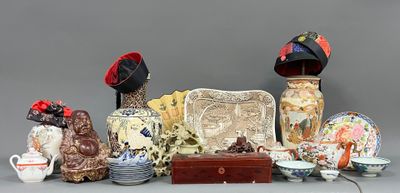 de nombreux types de vases et d'assiettes sur la table