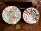 deux assiettes posées sur une table en bois