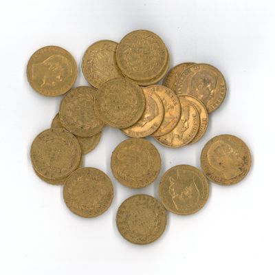 une pile de pièces d'or sur une surface blanche