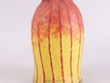 vase jaune et rouge à rayures sur fond blanc