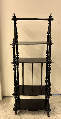 Casier à musique Napoléon III en bois noirci. H 123 L 48 cm