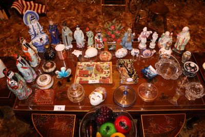 une table sur laquelle sont disposées de nombreuses figurines