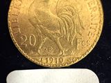 un gros plan d'une pièce d'or sur laquelle figure le chiffre 32