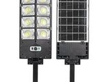 une paire de lampadaires solaires sur fond blanc