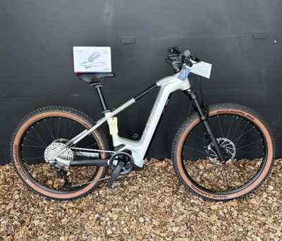un vélo garé contre un mur