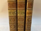 un ensemble de trois livres anciens avec couvertures dorées