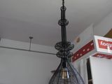 une lumière suspendue au plafond d'une pièce
