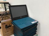 une pile d'ordinateurs portables empilés les uns sur les autres sur une table