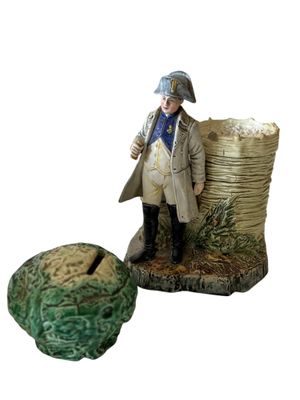 figurine représentant un homme debout à côté d'un tas de choux