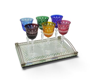 quatre verres à vin posés sur un plateau, avec un autre plateau en dessous
