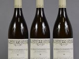 trois bouteilles de vin posées sur une table l'une à côté de l'autre