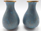 une paire de vases bleus aux bords dorés sur fond blanc