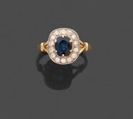 une bague à grappes de saphirs et de diamants