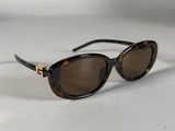 des lunettes de soleil posées sur une surface blanche, avec un fond blanc