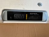 une image représentant une boîte sur laquelle est posée une horloge