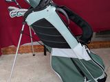 un sac de clubs de golf posé par terre à côté d'une table rouge