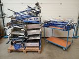 un gros tas d'outils posé sur un chariot dans un garage
