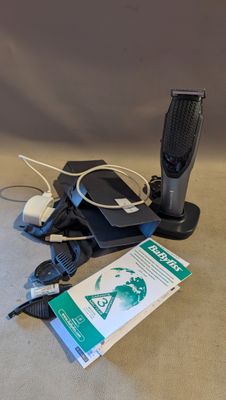 une photo d'une télécommande et d'autres appareils électroniques posés sur une table