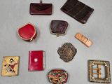 de nombreux modèles différents de sacs à main et de portefeuilles posés sur la table