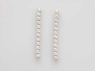 une paire de boucles d'oreilles en diamant sur fond blanc