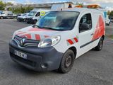une camionnette blanche garée dans un parking
