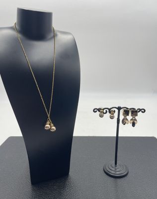 un mannequin noir portant un collier et des boucles d'oreilles