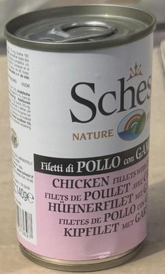 une boîte de filets de poulet à côté d'un verre de vin