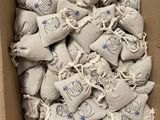une boîte en carton remplie de sachets contenant de petits objets