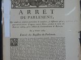 un vieux livre écrit posé sur une table
