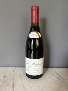 une bouteille de vin posée sur une table en bois