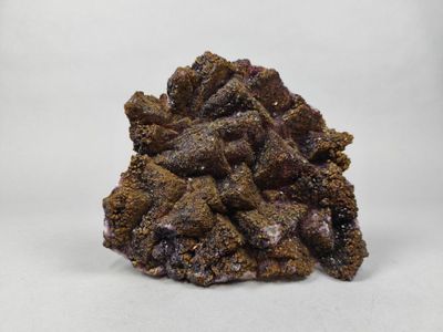 un gros plan sur un morceau de roche posé sur une surface blanche