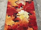 un gros plan d'un tapis orné de feuilles